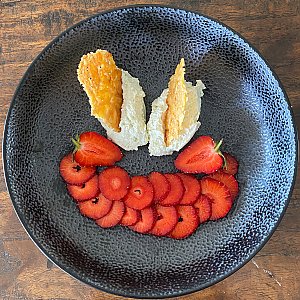 Erdbeersalat mit Joghurtcreme-Nocken