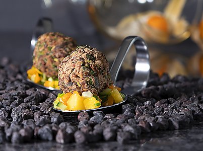 Schwarze-Kichererbsen-Falafel auf Mango-Physalis-Salsa