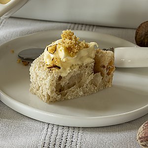 Aufgeschlagene Nussbutter mit Nussbutter-Crumble zum Apero serviert