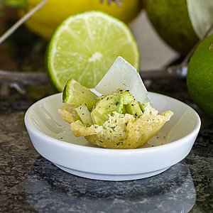 Avocado-Birnen-Salat im Parmesankörbchen