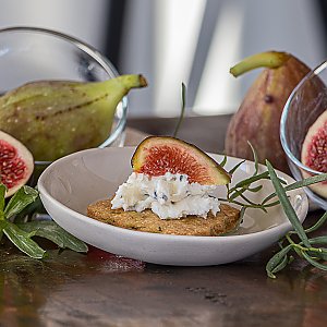 Estragonkeks mit Frischkäse-Dip und Feige