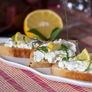 Feta mit Salzzitrone und Minze