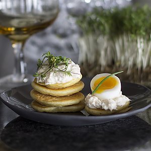 Forellencreme auf deftigen Pancakes