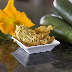 gefüllte Zucchiniblüte im Tempurateig