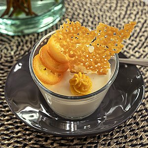 Joghurtmousse mit Orangenkaramell
