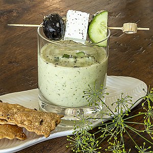 Kalte Gurkensuppe mit Parmesan-Cracker
