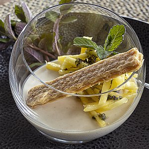 Kokos-Panna Cotta mit Ananas und Minze
