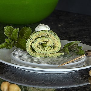 Kräuter-Pfannkuchen mit Salzzitronen-Hummus und Gurke