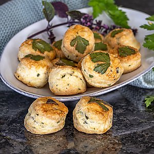 Kräuter-Scones mit Estragon und Ziegenfrischkäse