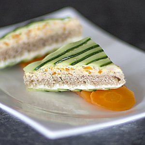 Lach-Gurken-Sandwich