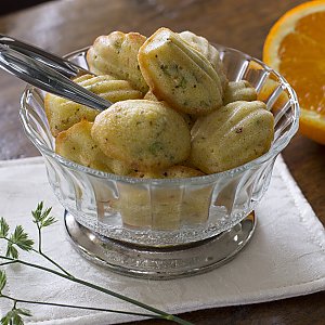 Madeleines mit Frühlingszwiebeln und Piment d'Espelette