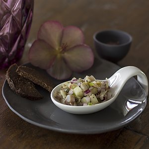 Matjestartar mit Kapern und Apfel