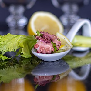 Meeresfrüchtesalat mit Stangensellerie und Zitrone