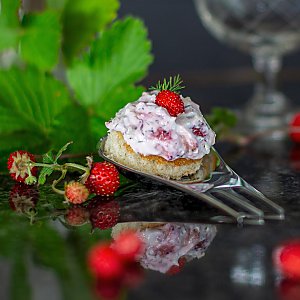 Meerrettich-Dip mit Walderdbeeren