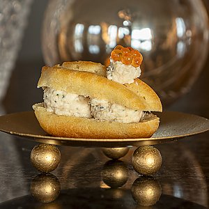 Mini-Eclair mit geräucherter Forellenmousse