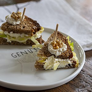 Mini-Sandwich mit Frischkäse und Spitzkohlsalat