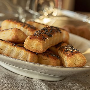 Mürbe Mini-Quarkstängel mit Mohn