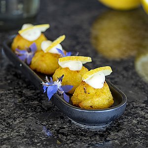 Parmesan-Rösti-Bissen mit Salzzitronen-Mayonnaise und kleinen Salz-Zitronen-Schnitzen als Deko-Element