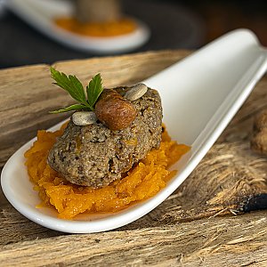 Pilz-Paté mit Pfifferlingen, Austernpilzen und Liebstöckel, serviert auf Häppchenlöffel