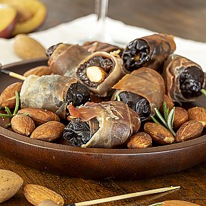 Portwein-Pflaumen mit knusprigem Serano