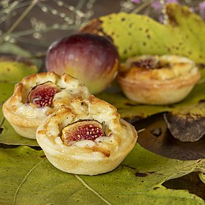 Quark-Tartelettes mit Scamorza und Feige
