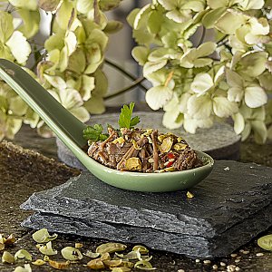 Thailändischer Rindfleisch-Salat auf Häppchenlöffel serviert