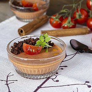 Tomaten-Zimt-Panacotta mit Pumpernickel-Crunch und Zimtöl