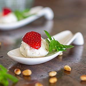 Ziegenfrischkäse mit Erdbeeren und fermentiertem Pfeffer