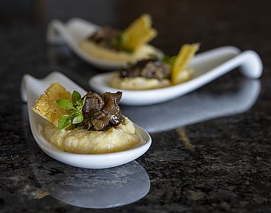 Auberginen-Tartar mit Polenta-Creme