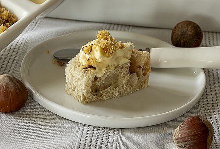 Aufgeschlagene Nussbutter mit Nussbutter-Crumble zum Apero serviert