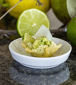 Avocado-Birnen-Salat im Parmesankörbchen