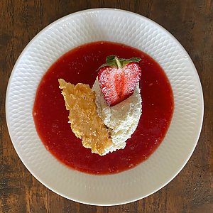 Erdbeersalat mit Joghurtcreme-Nocken