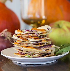 Flammkuchen mit Kürbis, Apfel und Liebstöckel