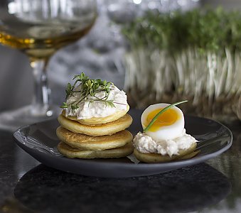 Forellencreme auf deftigen Pancakes