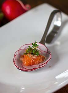 Gebeizter Saibling auf Dill-Vinaigrette auf dem Gourmet-Löffel serviert