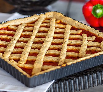 Herzhafte Linzertorte mit Haselnüssen und Paprika