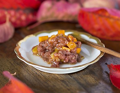 Hirschtartar mit eingelegtem Kürbis und Preiselbeerketchup