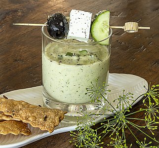 Kalte Gurkensuppe mit Parmesan-Cracker