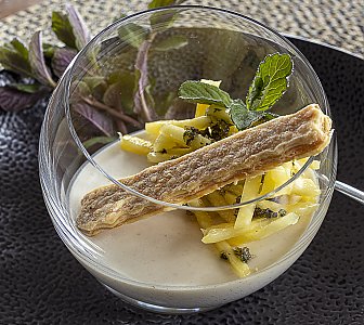 Kokos-Panna Cotta mit Ananas und Minze