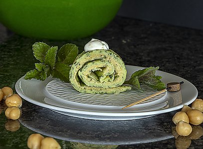 Kräuter-Pfannkuchen mit Salzzitronen-Hummus und Gurke