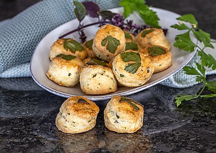 Kräuter-Scones mit Estragon und Ziegenfrischkäse