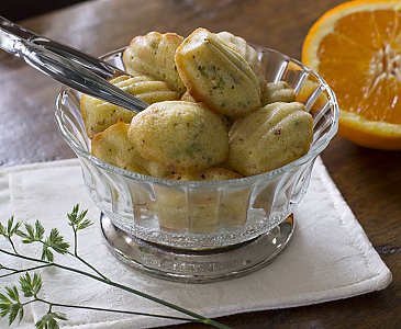 Madeleines mit Frühlingszwiebeln und Piment d'Espelette