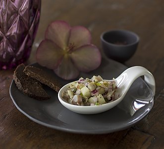 Matjestartar mit Kapern und Apfel