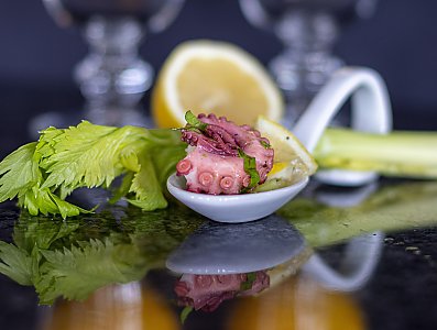 Meeresfrüchtesalat mit Stangensellerie und Zitrone