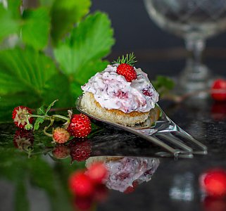 Meerrettich-Dip mit Walderdbeeren