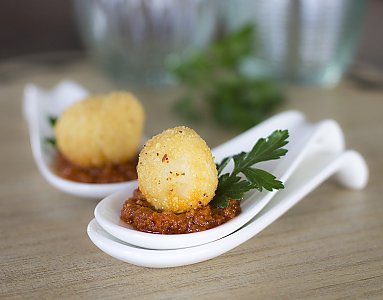 frittierte Mozarella-Bällchen mit Tomatenpesto