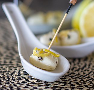 Mozarellakugeln mit Salz-Zitronenschale und fermentiertem Pfeffer