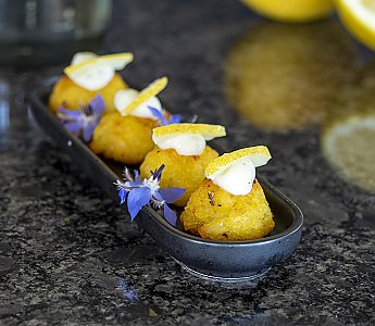 Parmesan-Rösti-Bissen mit Salzzitronen-Mayonnaise und kleinen Salz-Zitronen-Schnitzen als Deko-Element