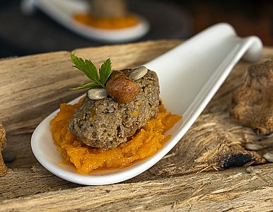 Pilz-Paté mit Pfifferlingen, Austernpilzen und Liebstöckel, serviert auf Häppchenlöffel