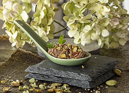 Thailändischer Rindfleisch-Salat auf Häppchenlöffel serviert